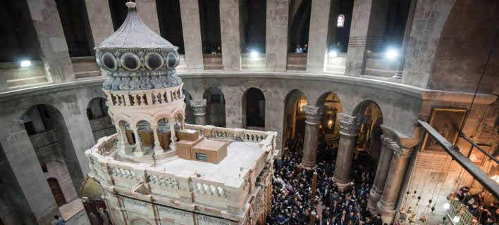 Βίντεο: Παγκόσμιο δέος από τον τάφο του Χριστού – Το σπασμένο μάρμαρο με τον σταυρό